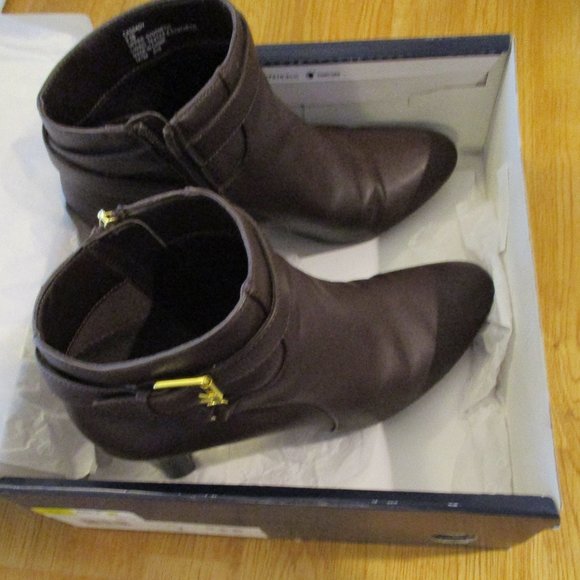 Chaps Dark Brown Size 9.5B - only worn a few times - Picture 2 of 8